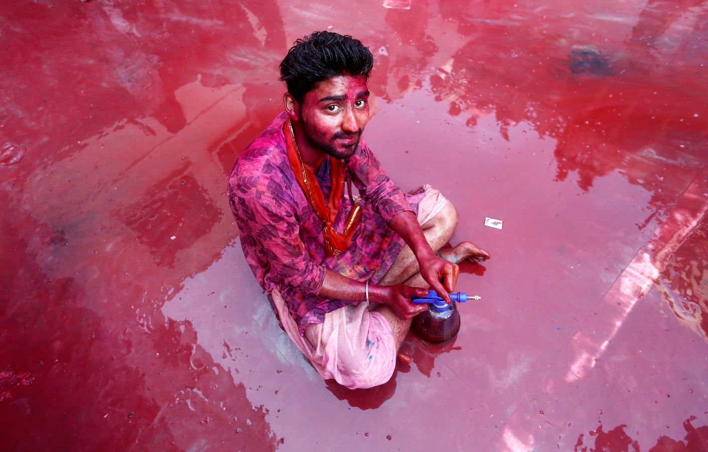 Numerosas localidades de la India celebran el festival Holi de los colores de la primavera