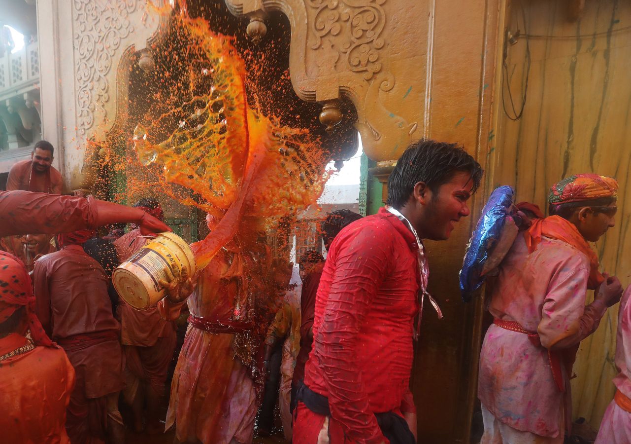 Numerosas localidades de la India celebran el festival Holi de los colores de la primavera