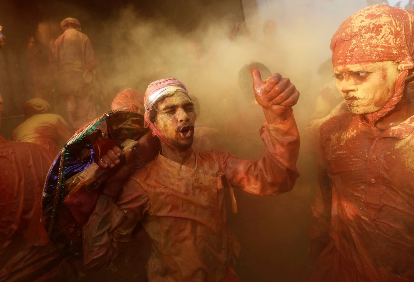 Numerosas localidades de la India celebran el festival Holi de los colores de la primavera