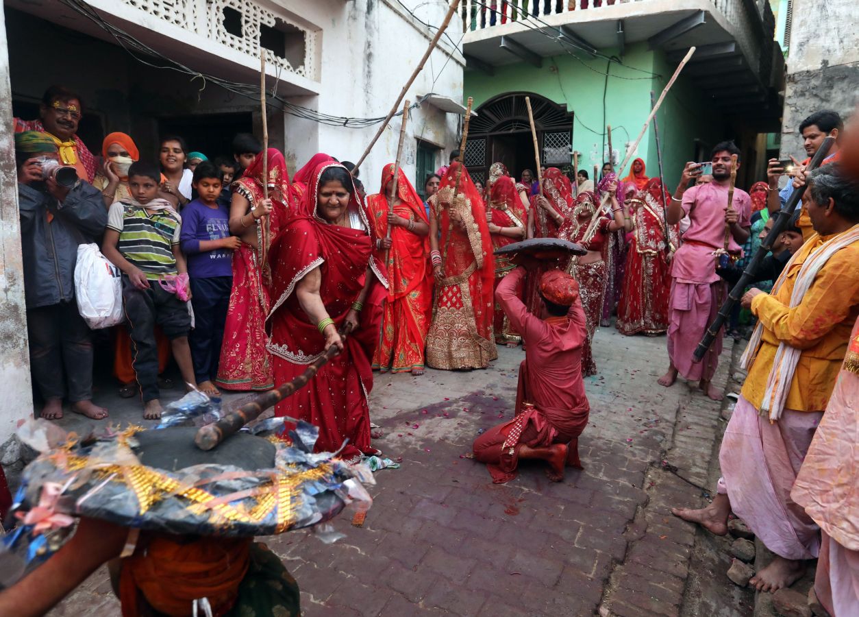 Numerosas localidades de la India celebran el festival Holi de los colores de la primavera