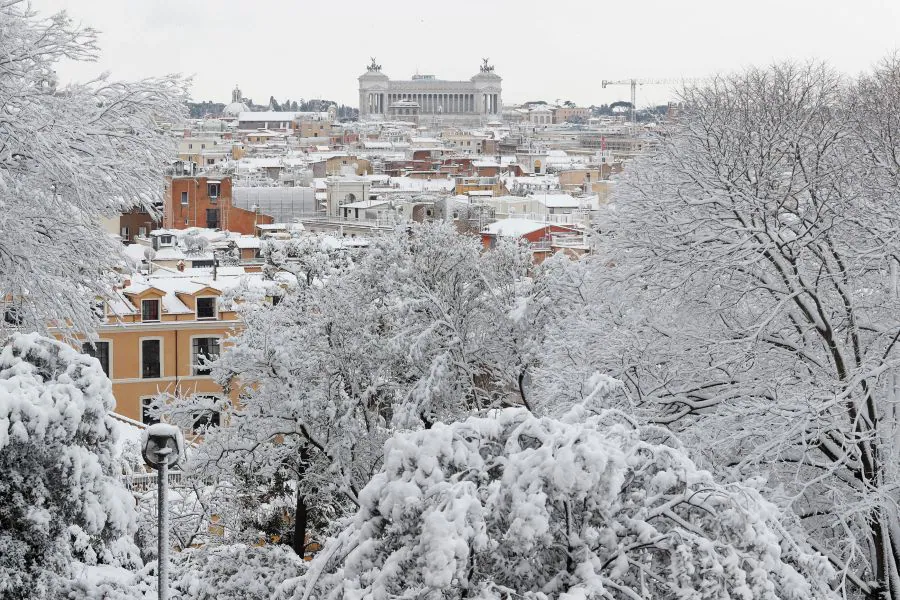 Hacía 6 años que no nevaba en Roma. La última vez fue en el año 2012, cuando la ciudad –como en esta ocasión– se vio sorprendida por el blanco y sufrió las consecuencias de otro temporal.