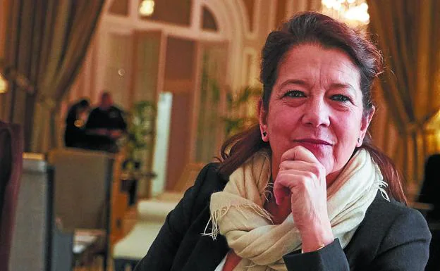 Lourdes Fernández, directora del Centro Azkuna de Bilbao, posa en el Hotel María Cristina. 