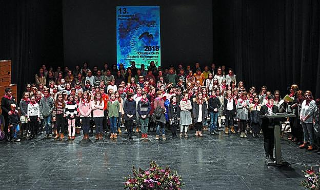 Participantes en el festival de Andoain, en uno de los actos de entrega de premios y diplomas que se organizan en el auditorio de Bastero Kulturgunea.