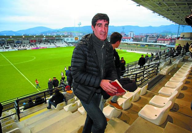 José Luis Ribera llega a la grada del Stadium Gal de Irun.