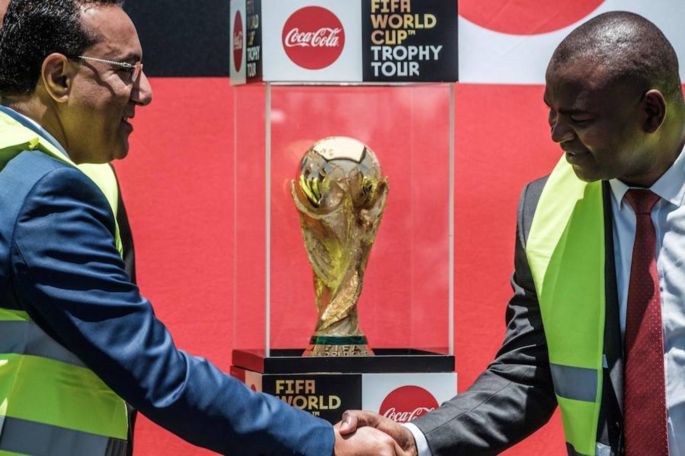 El avión especial que transporta el Trofeo de la Copa Mundial de la FIFA durante su Gira Mundial ya ha llegado al aeropuerto internacional Jomo Kenyatta de Nairobi, Kenia. Un grupo de bailarines vestidos con atuendos tradicionales del país han recibido el trofeo en un ambiente muy festivo.