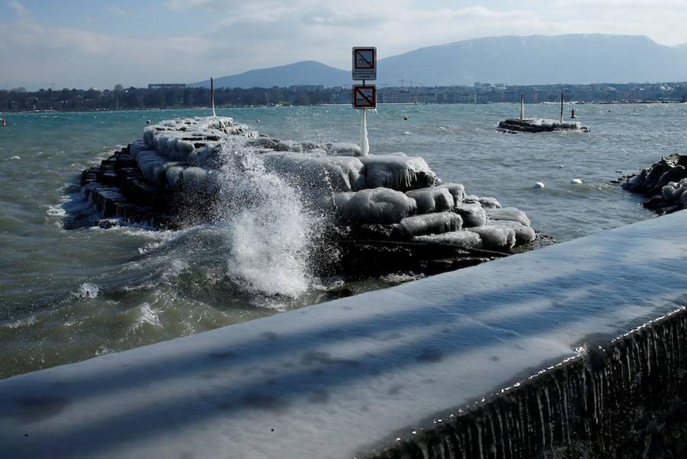 El lago de Ginebra, el mayor de Europa Occidental, también sufre las gélidas temperaturas de este invierno. Marca de ello son los grandes bloques de hielo que se han formado a su alrededor.