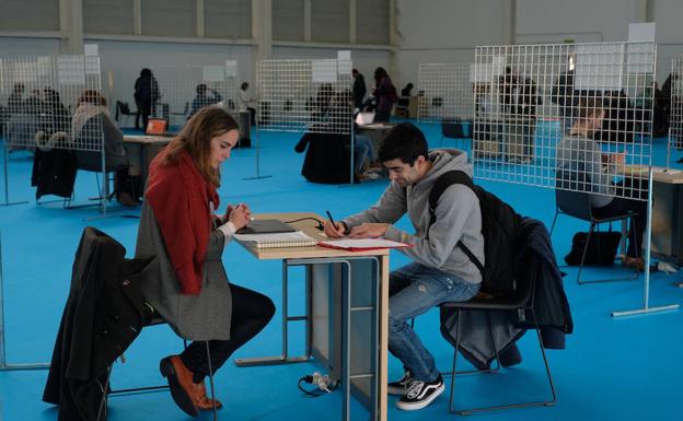 Los primeros participantes en la feria de Turislan, en el recinto ferial Ficoba de Irun