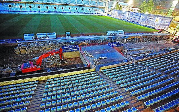 Estado de los trabajos de la tribuna principal, ayer. Falta aún la pasarela de acceso. 