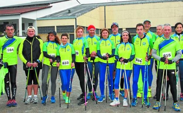 El equipo al completo de Marcha Nórdica del CVCE posa para la foto oficial antes de la prueba celebrada en Urnieta.