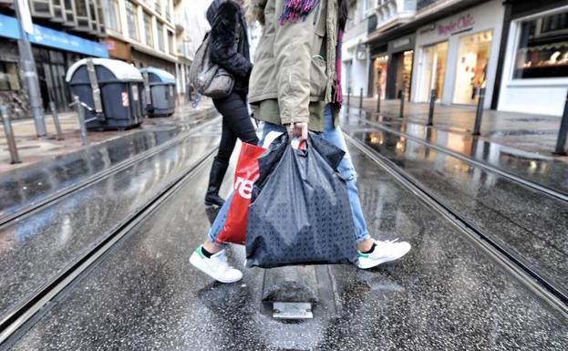 Se retrasa la prohibición de distribuir bolsas de plástico gratuitamente