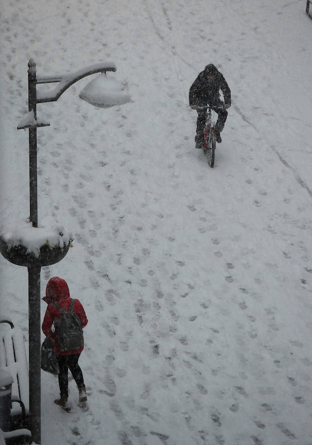 La localidad armera ha amanecido cubierta por el manto blanco, dejando bellas estampas a la vez que complicaciones en el tráfico