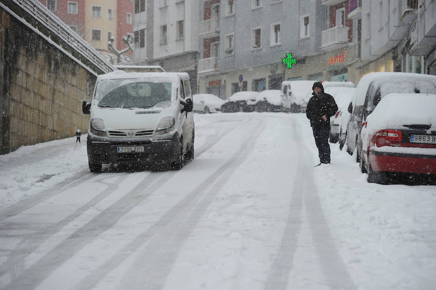 La localidad armera ha amanecido cubierta por el manto blanco, dejando bellas estampas a la vez que complicaciones en el tráfico