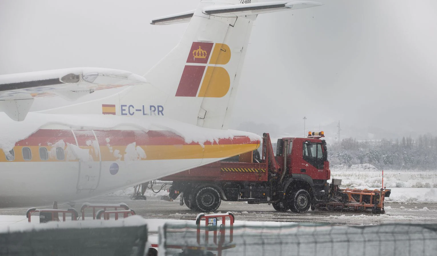 La nieve ha generado importantes problemas en Hondarribia a primera hora. De hecho, el aeropuerto ha permanecido cerrado durante la mañana