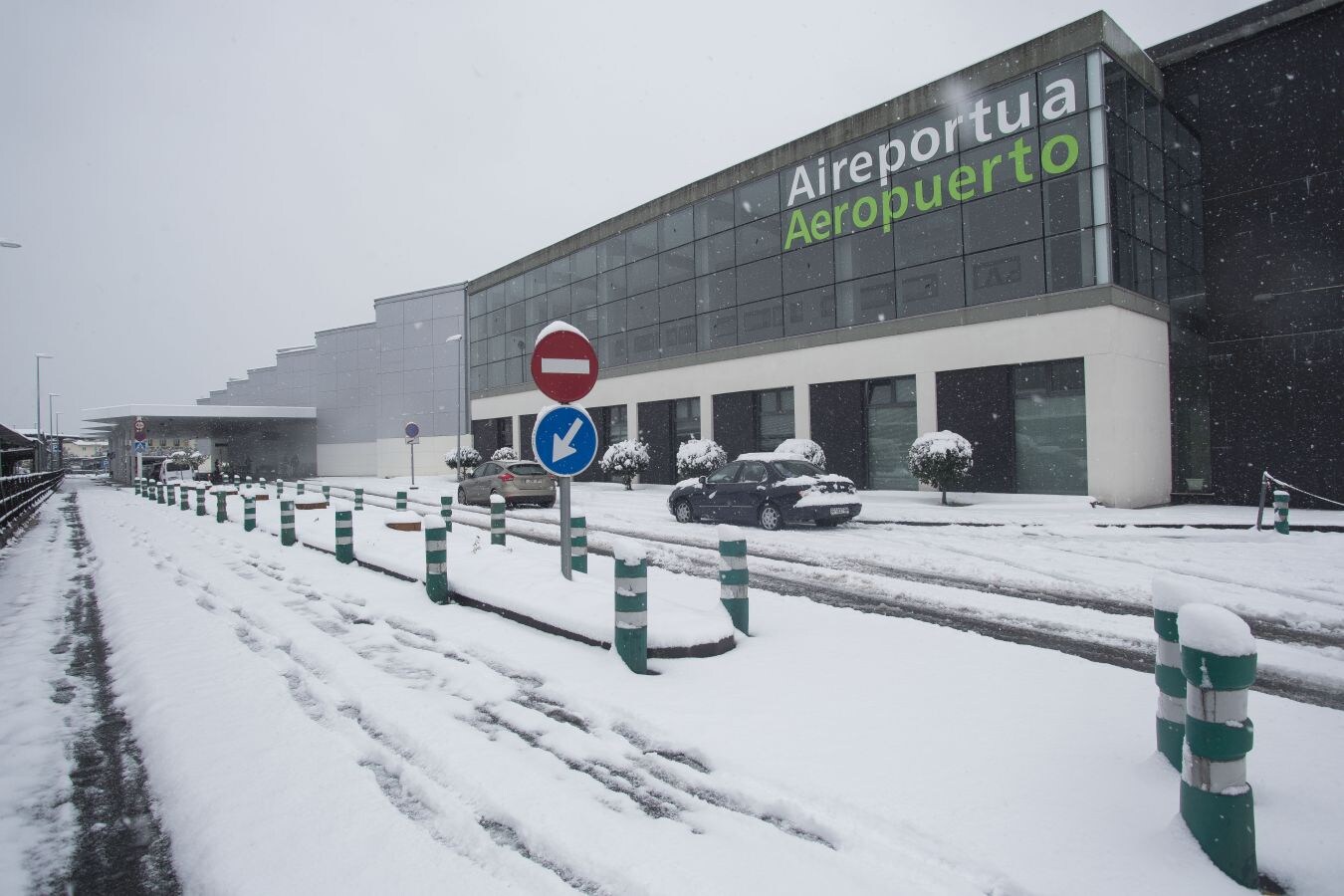 La nieve ha generado importantes problemas en Hondarribia a primera hora. De hecho, el aeropuerto ha permanecido cerrado durante la mañana