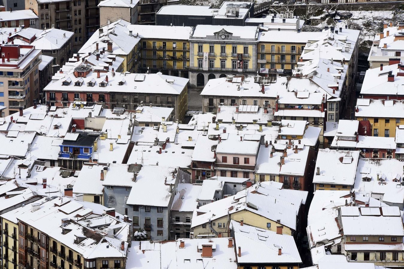 La intensa nevada ha cubierto de blanco la localidad y ha dejado estampas para el recuerdo