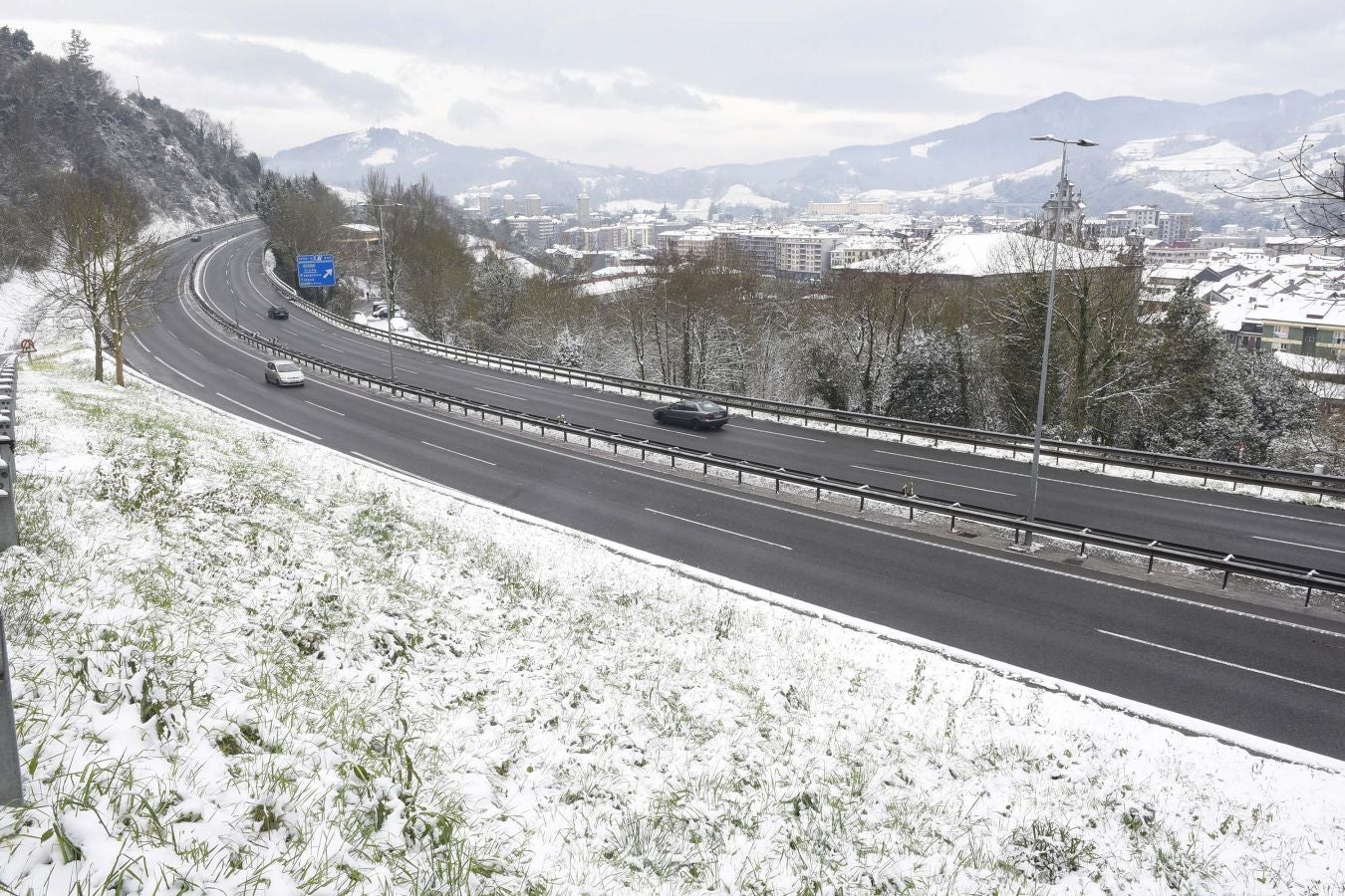 La intensa nevada ha cubierto de blanco la localidad y ha dejado estampas para el recuerdo