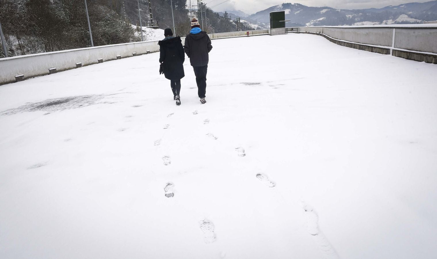 La intensa nevada ha cubierto de blanco la localidad y ha dejado estampas para el recuerdo