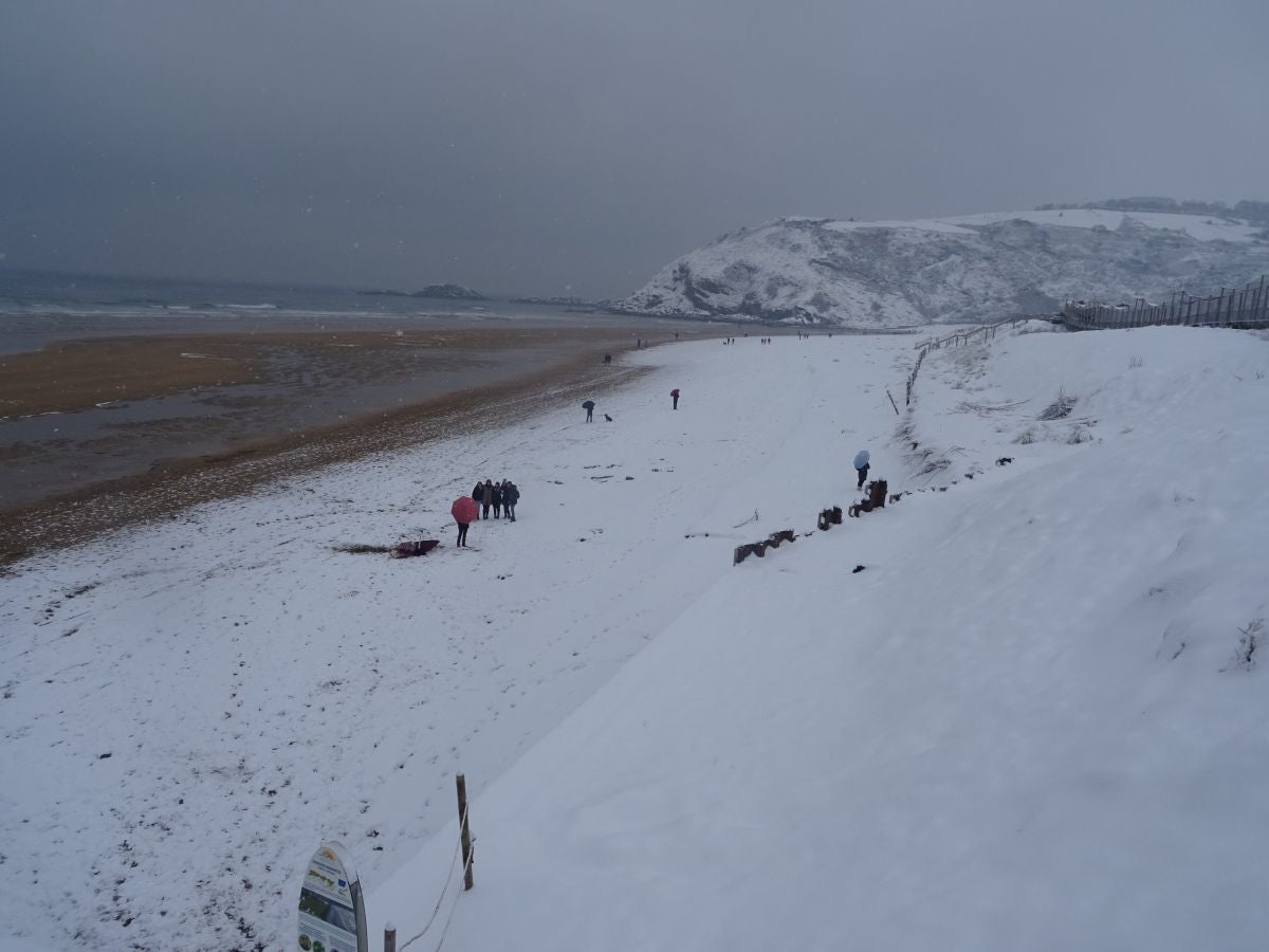 Fotos: Zarautz se tiñe de blanco