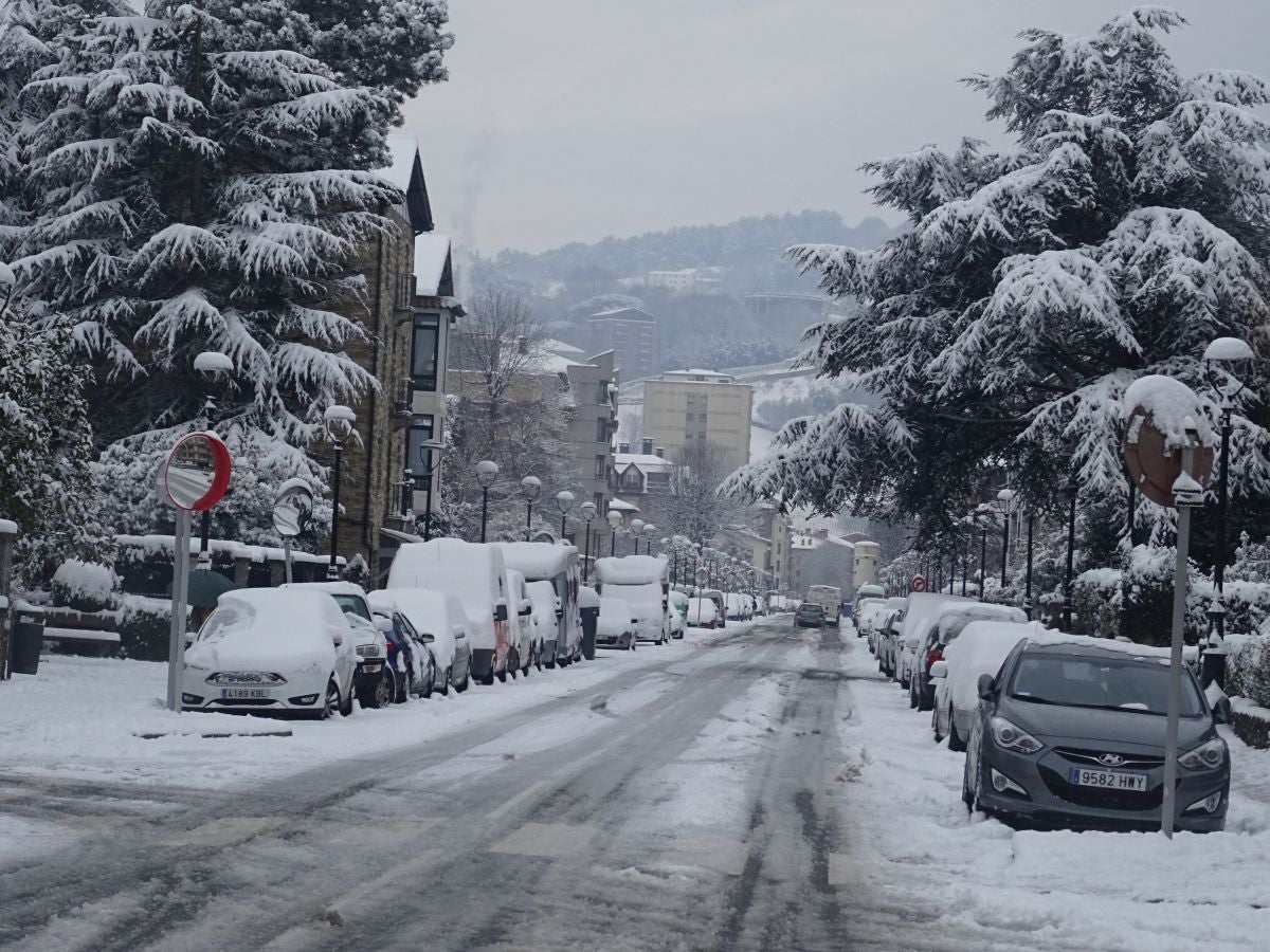 Fotos: Zarautz se tiñe de blanco