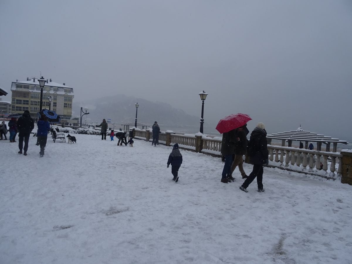 Fotos: Zarautz se tiñe de blanco