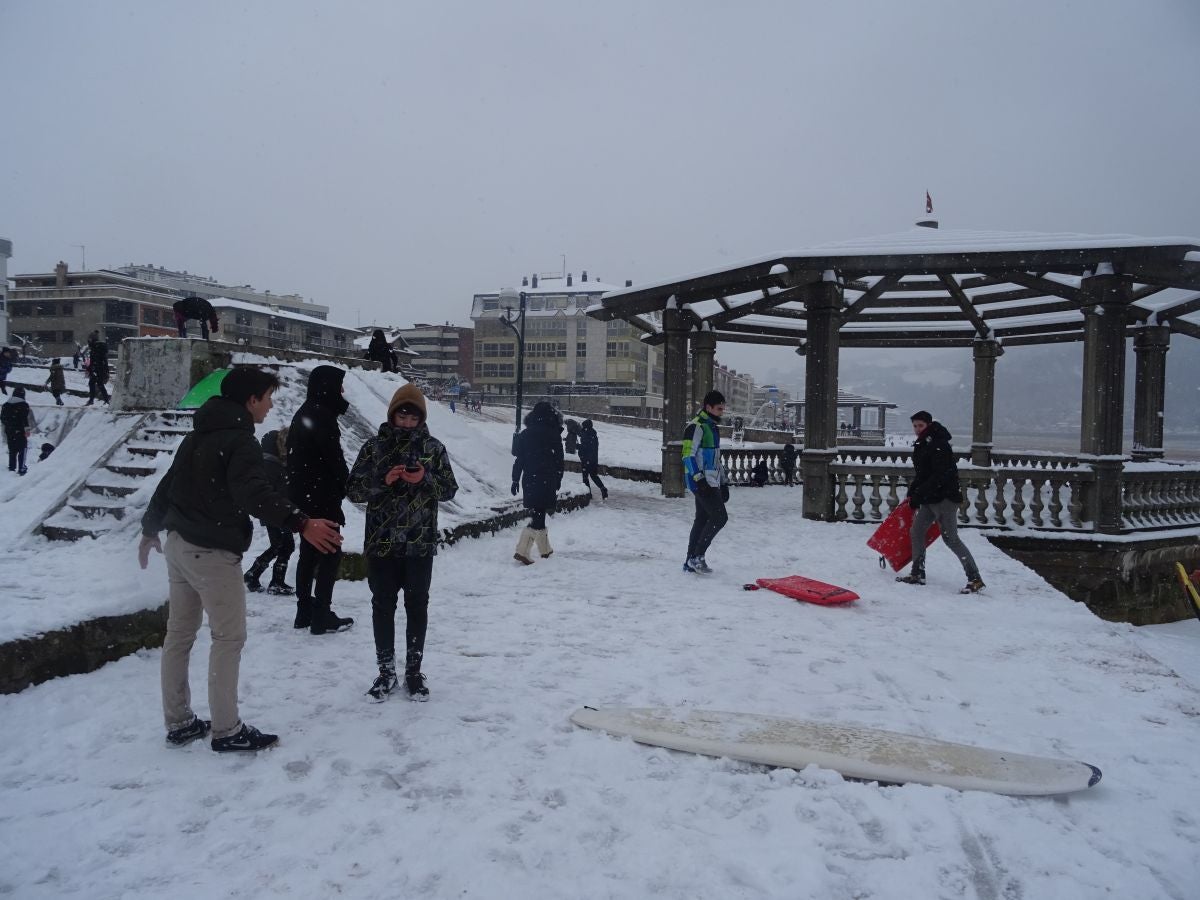 Fotos: Zarautz se tiñe de blanco