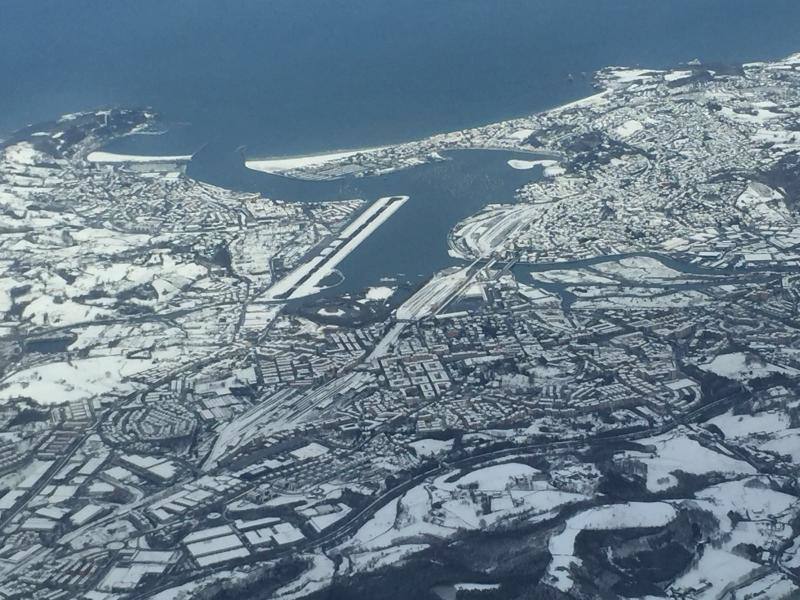 La nieve presente en la bahía de Pasaia a primera hora de esta mañana.