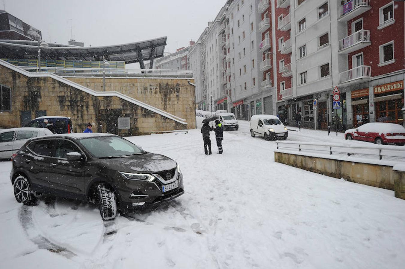 La localidad armera ha amanecido cubierta por el manto blanco, dejando bellas estampas a la vez que complicaciones en el tráfico