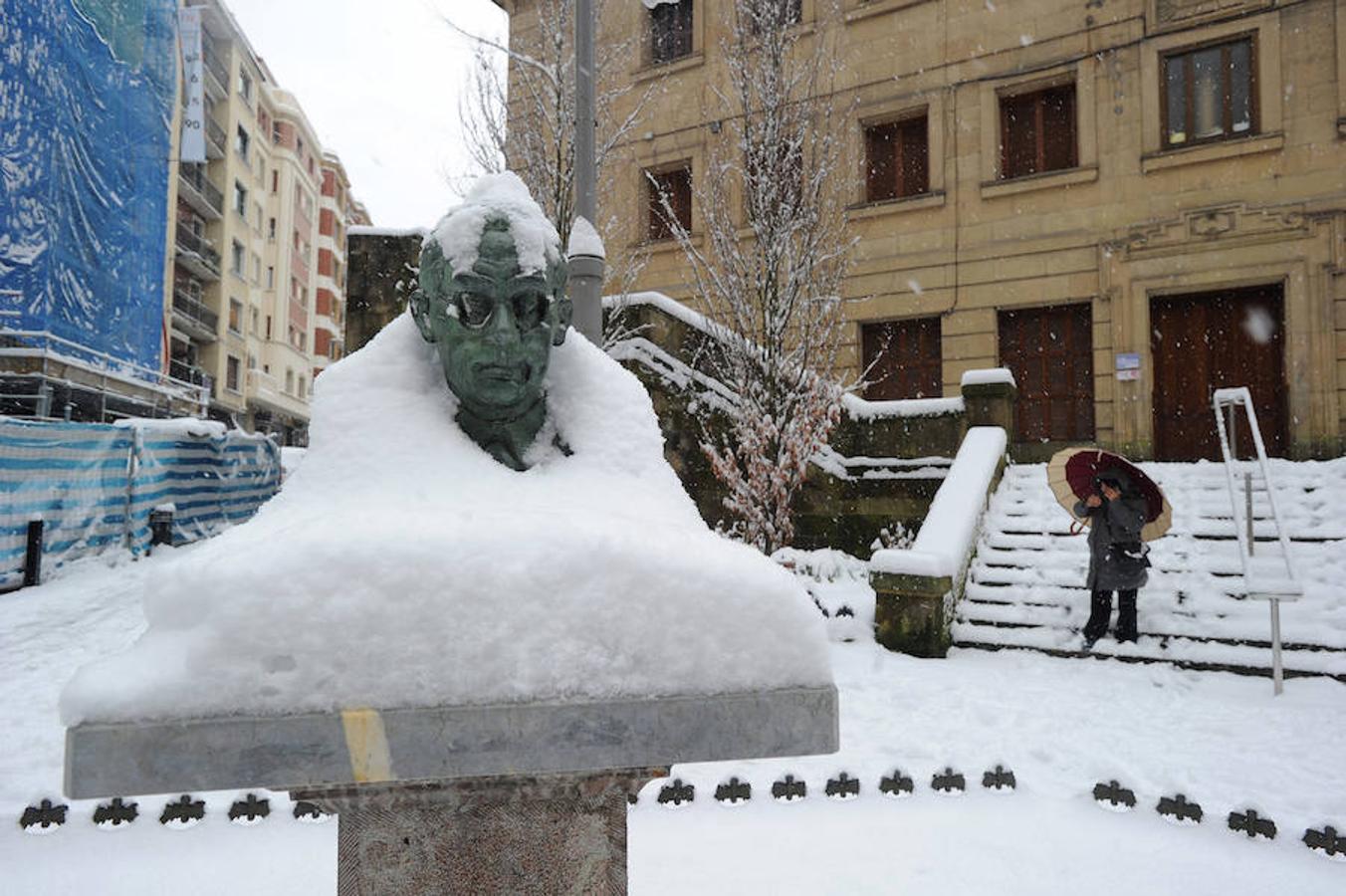 La localidad armera ha amanecido cubierta por el manto blanco, dejando bellas estampas a la vez que complicaciones en el tráfico