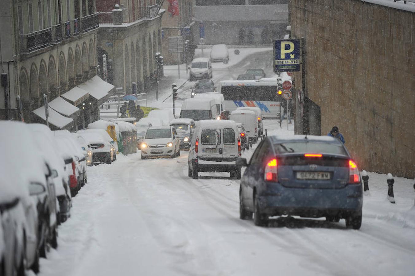La localidad armera ha amanecido cubierta por el manto blanco, dejando bellas estampas a la vez que complicaciones en el tráfico