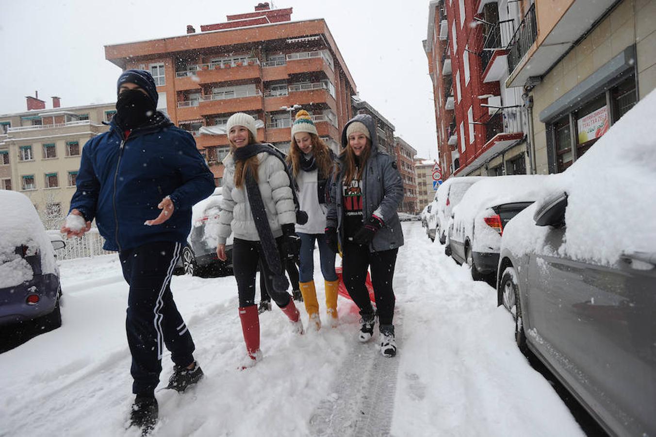 La localidad armera ha amanecido cubierta por el manto blanco, dejando bellas estampas a la vez que complicaciones en el tráfico