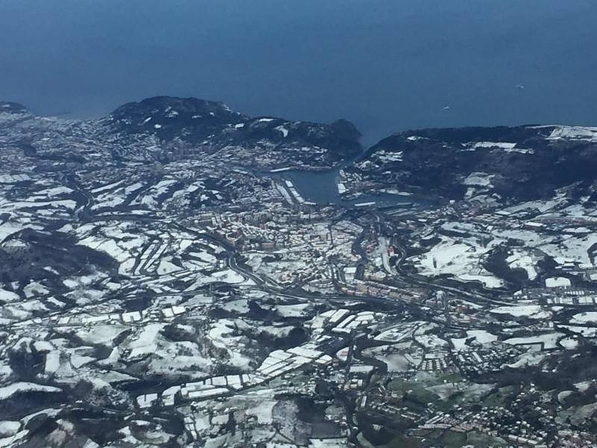 La nieve ha dejado este miércoles estampas para el recuerdo en Gipuzkoa. Desde el aire la imagen del territorio es completamente blanca. 
