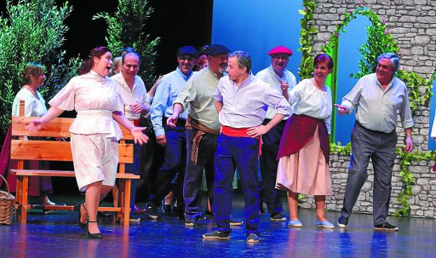 Un momento del ensayo general de la zarzuela 'Sor Navarra' que se celebró ayer en el teatro Victoria Eugenia.