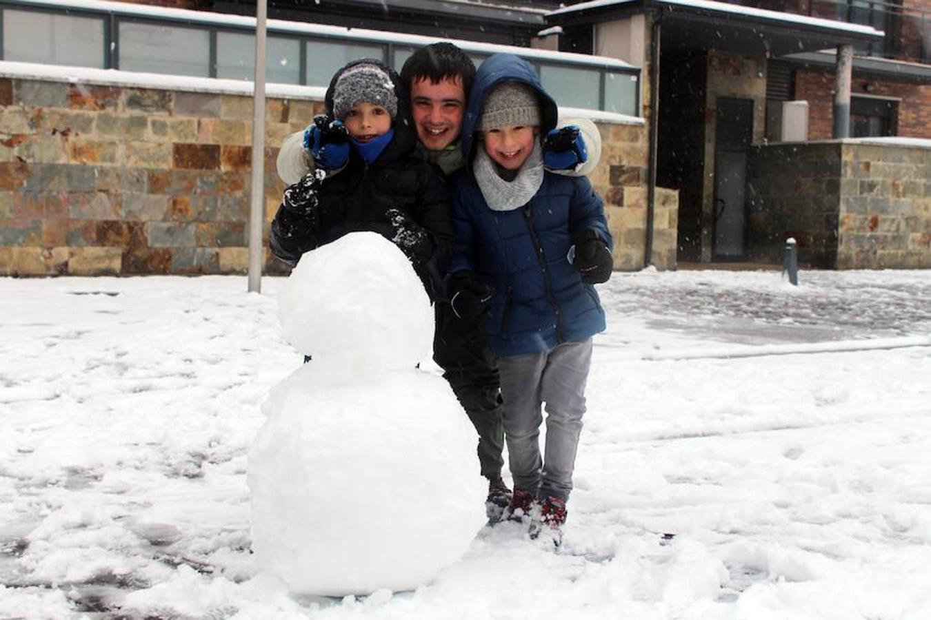 La localidad de Buruntzaldea ha amanecido bajo un manto blanco