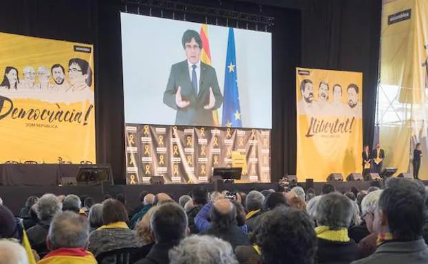 Proyección de un video del expresidente de la Generalitat Carles Puigdemont durante la asamblea general de la ANC que ha tenido lugar hoy en Barcelona. 