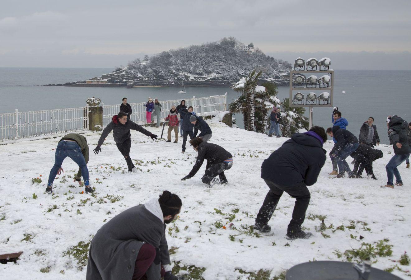 Las precipitaciones han generado muchos problemas de circulación a la vez que ha dejado bonitas estampas