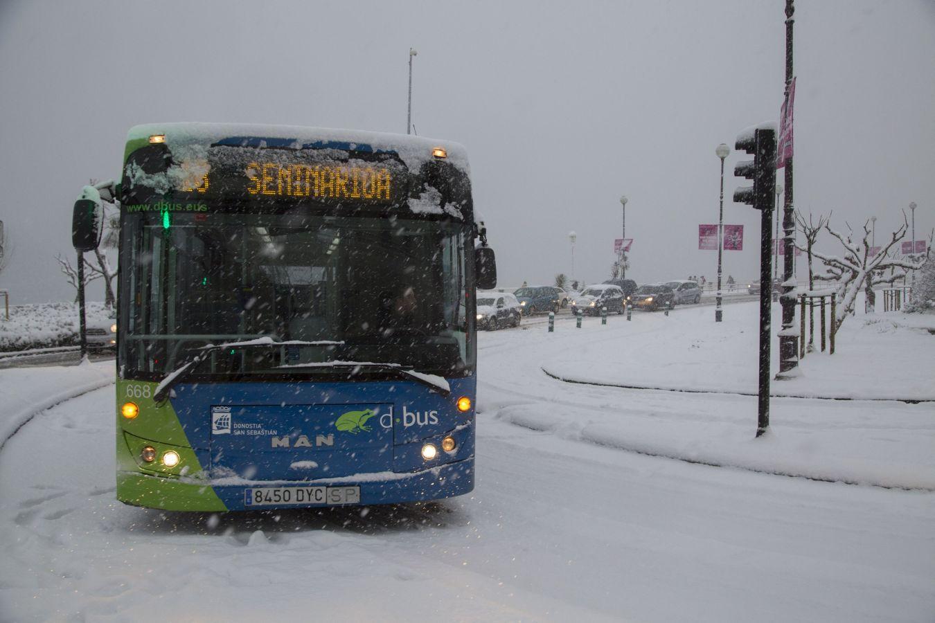 Las precipitaciones han generado muchos problemas de circulación a la vez que ha dejado bonitas estampas