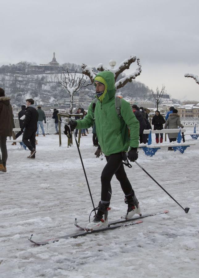 Las precipitaciones han generado muchos problemas de circulación a la vez que ha dejado bonitas estampas