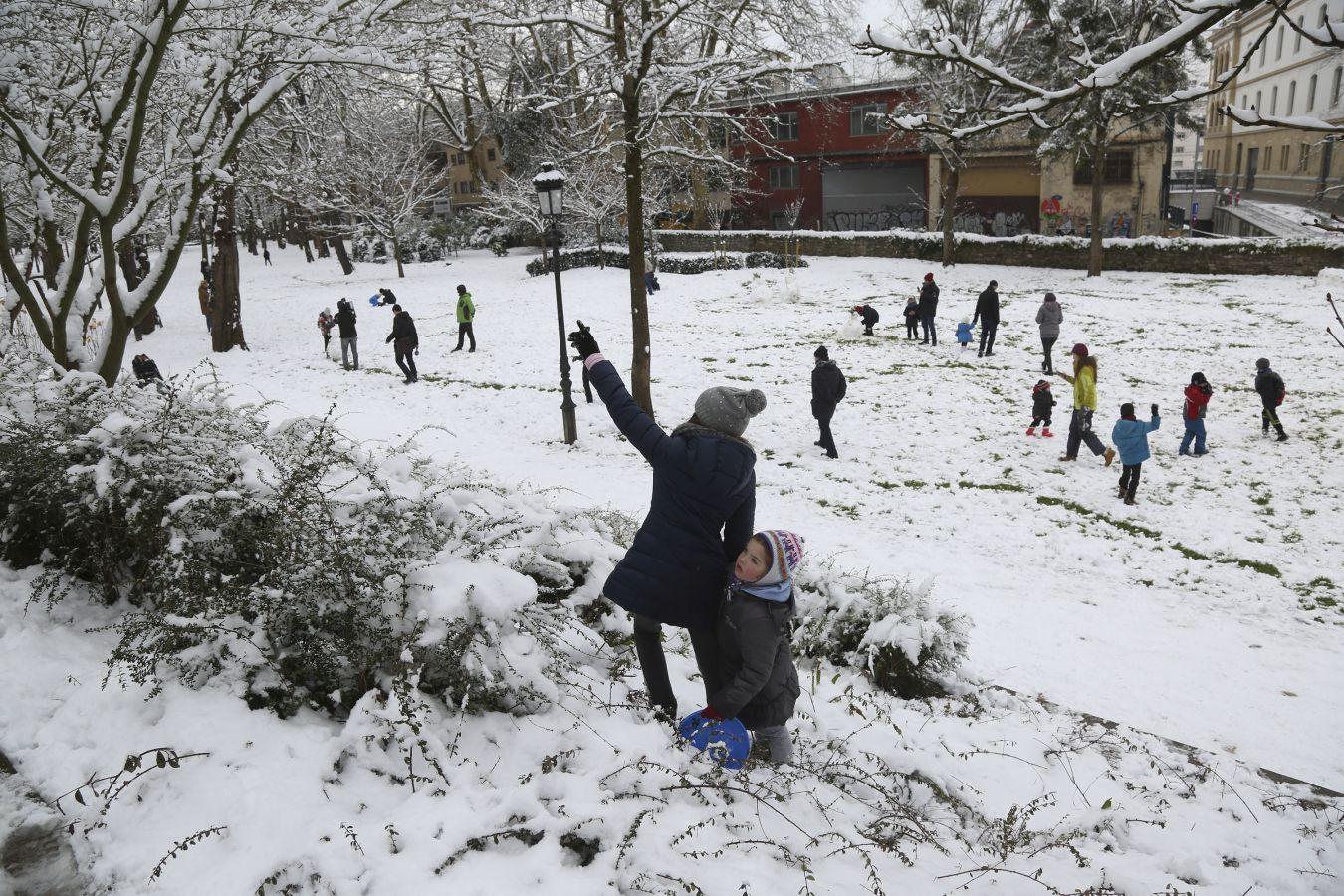 Las precipitaciones han generado muchos problemas de circulación a la vez que ha dejado bonitas estampas