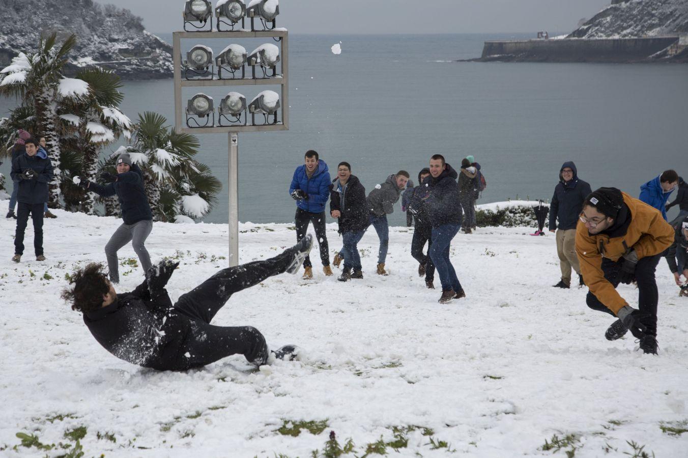Las precipitaciones han generado muchos problemas de circulación a la vez que ha dejado bonitas estampas