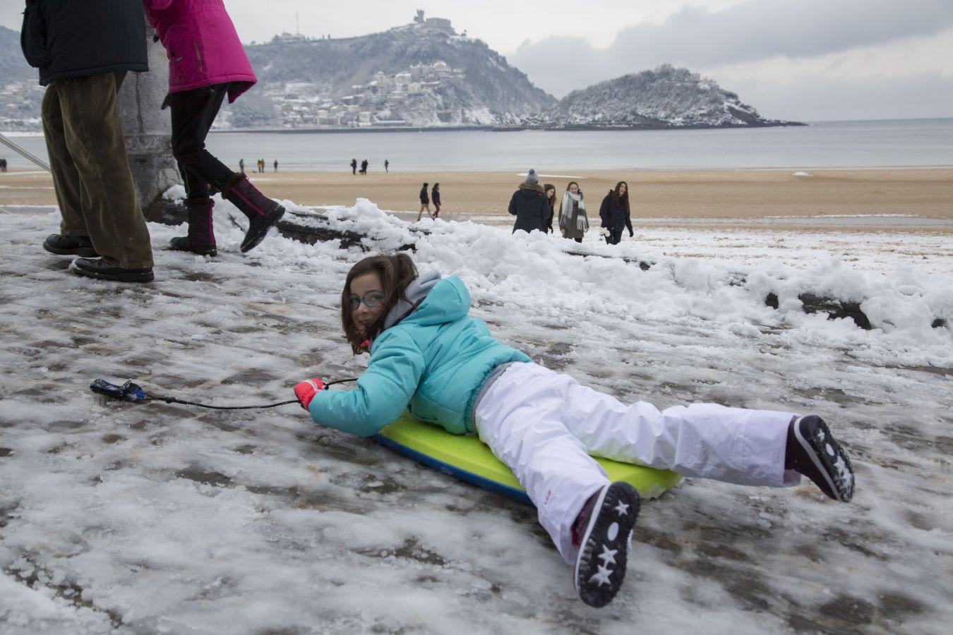 Las precipitaciones han generado muchos problemas de circulación a la vez que ha dejado bonitas estampas