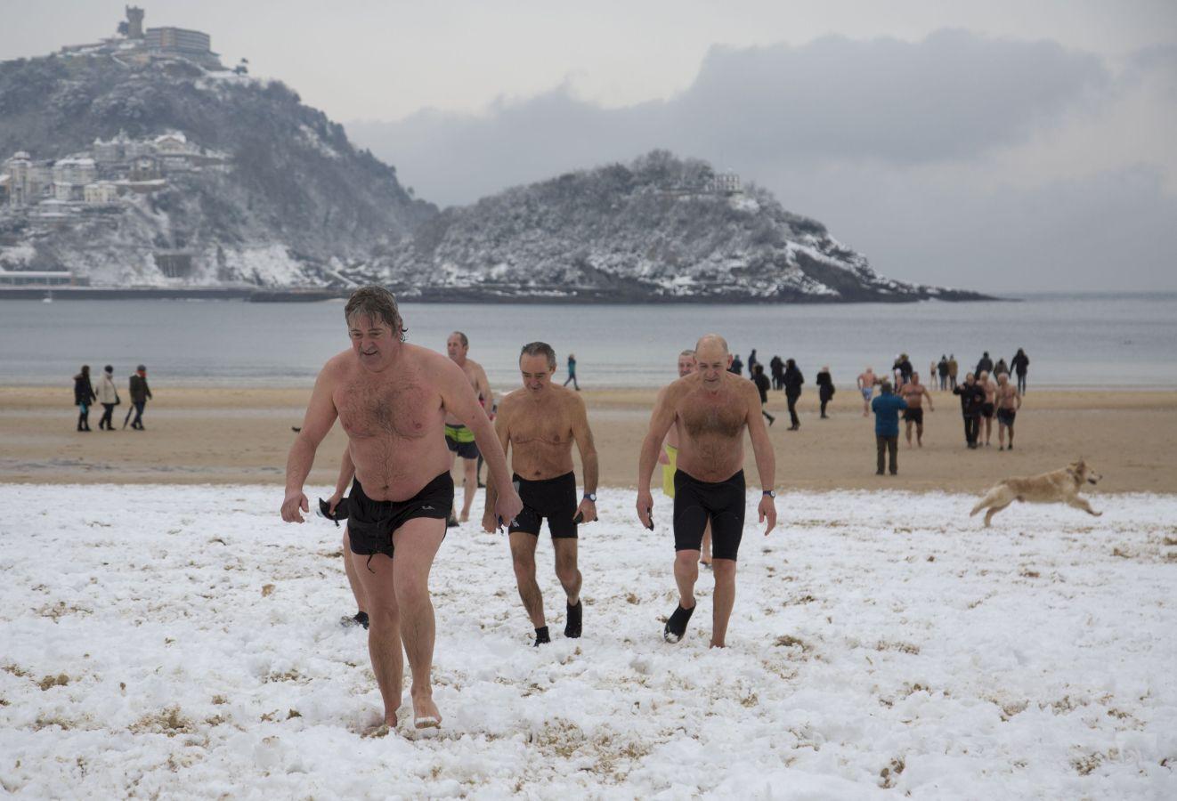 Las precipitaciones han generado muchos problemas de circulación a la vez que ha dejado bonitas estampas