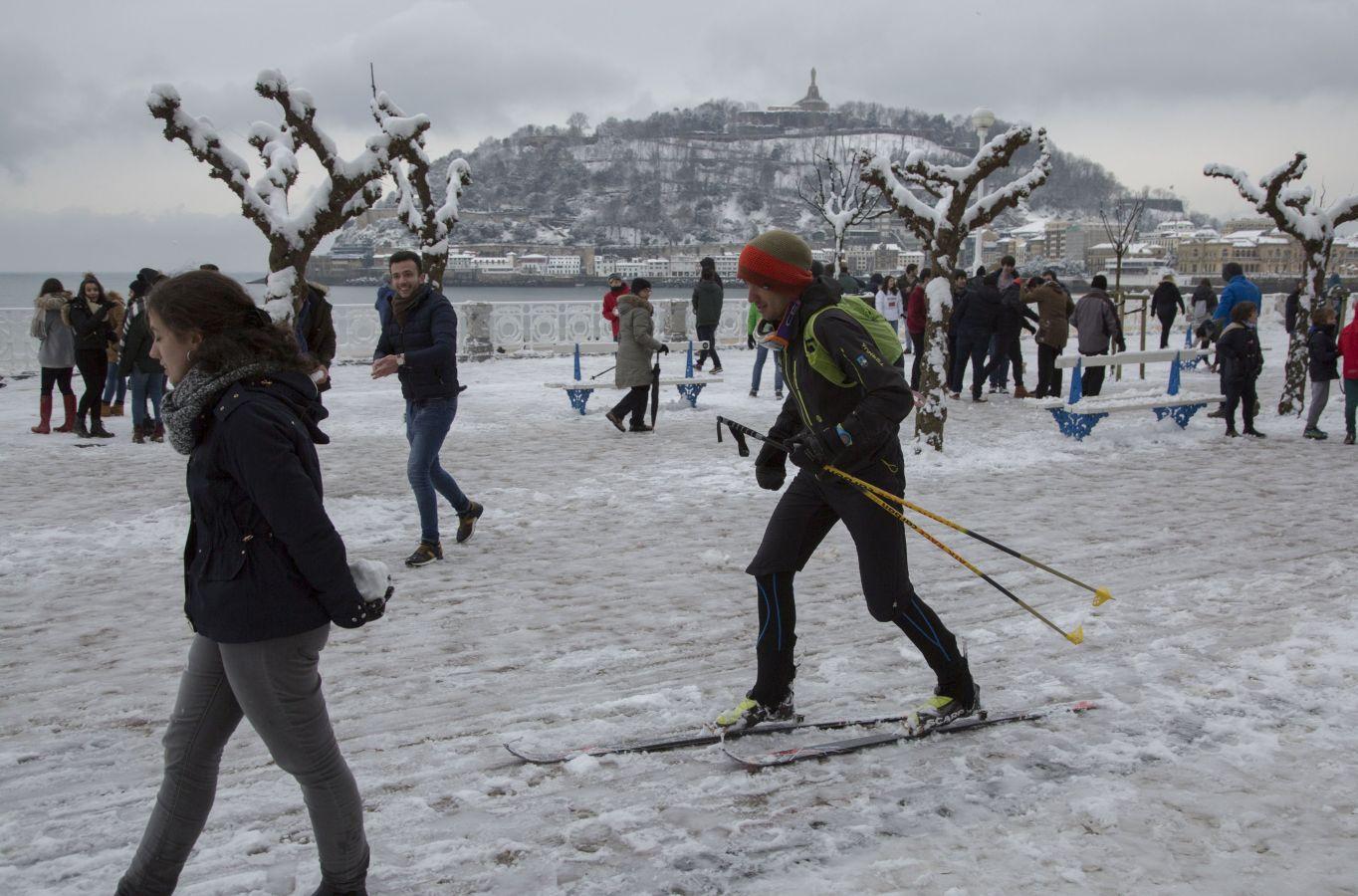 Las precipitaciones han generado muchos problemas de circulación a la vez que ha dejado bonitas estampas