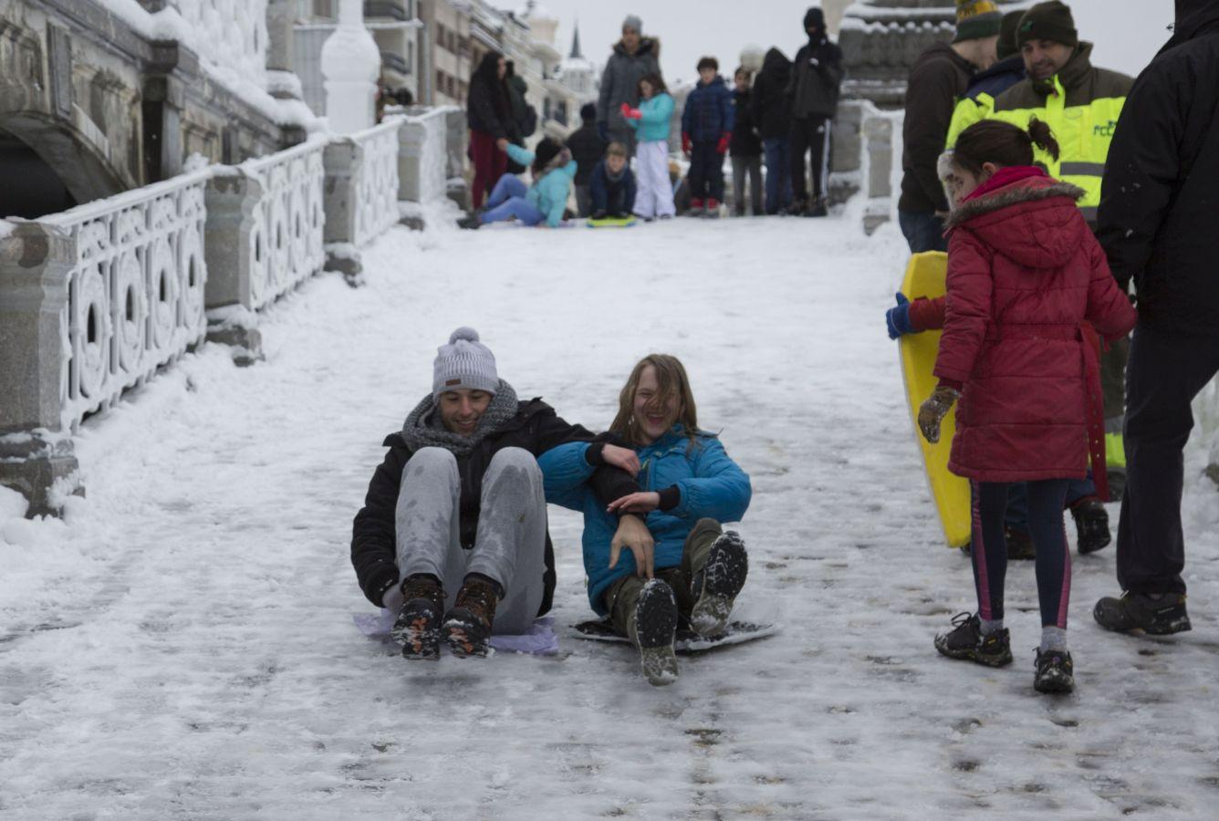 Las precipitaciones han generado muchos problemas de circulación a la vez que ha dejado bonitas estampas