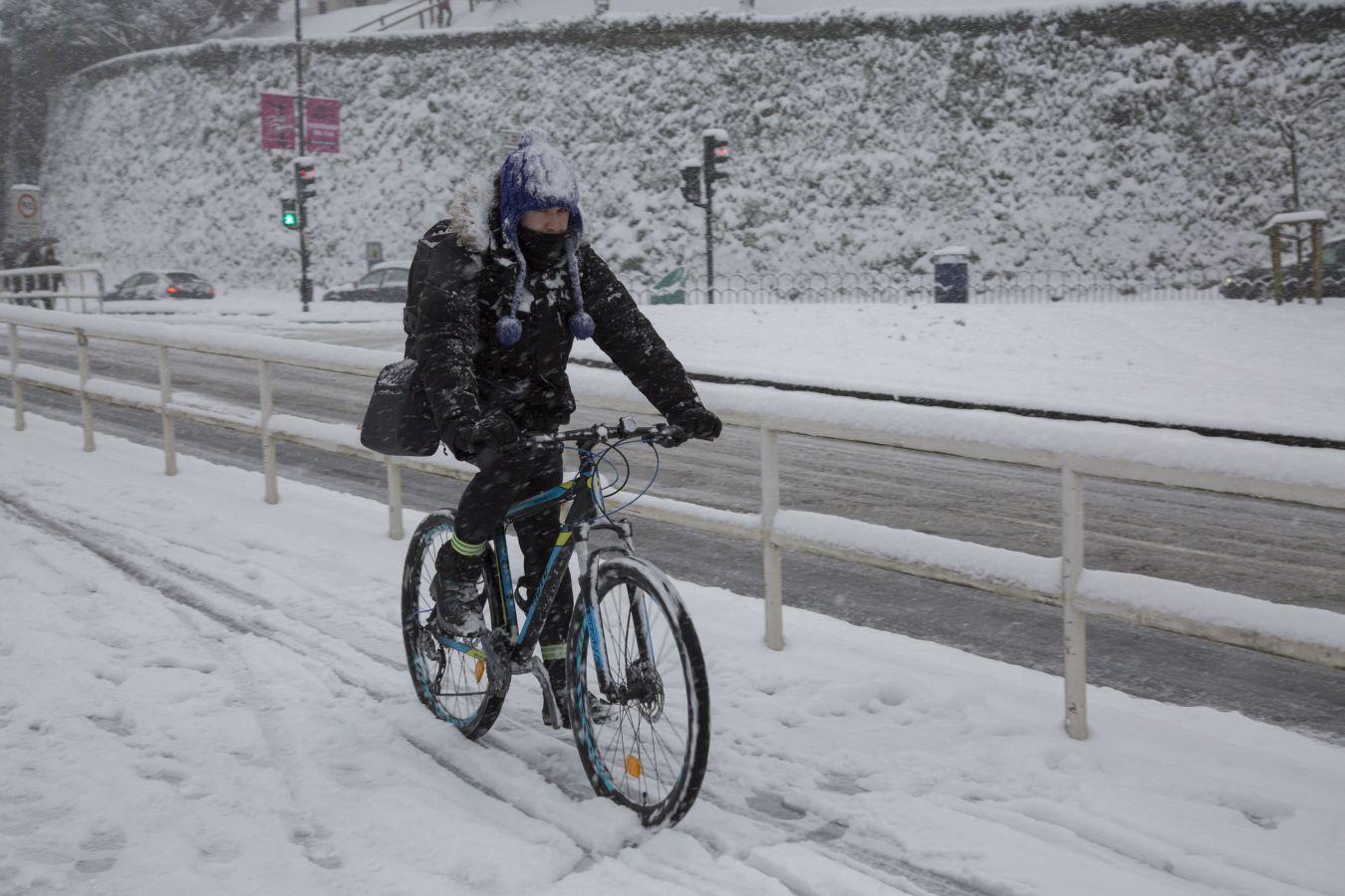 Las precipitaciones han generado muchos problemas de circulación a la vez que ha dejado bonitas estampas