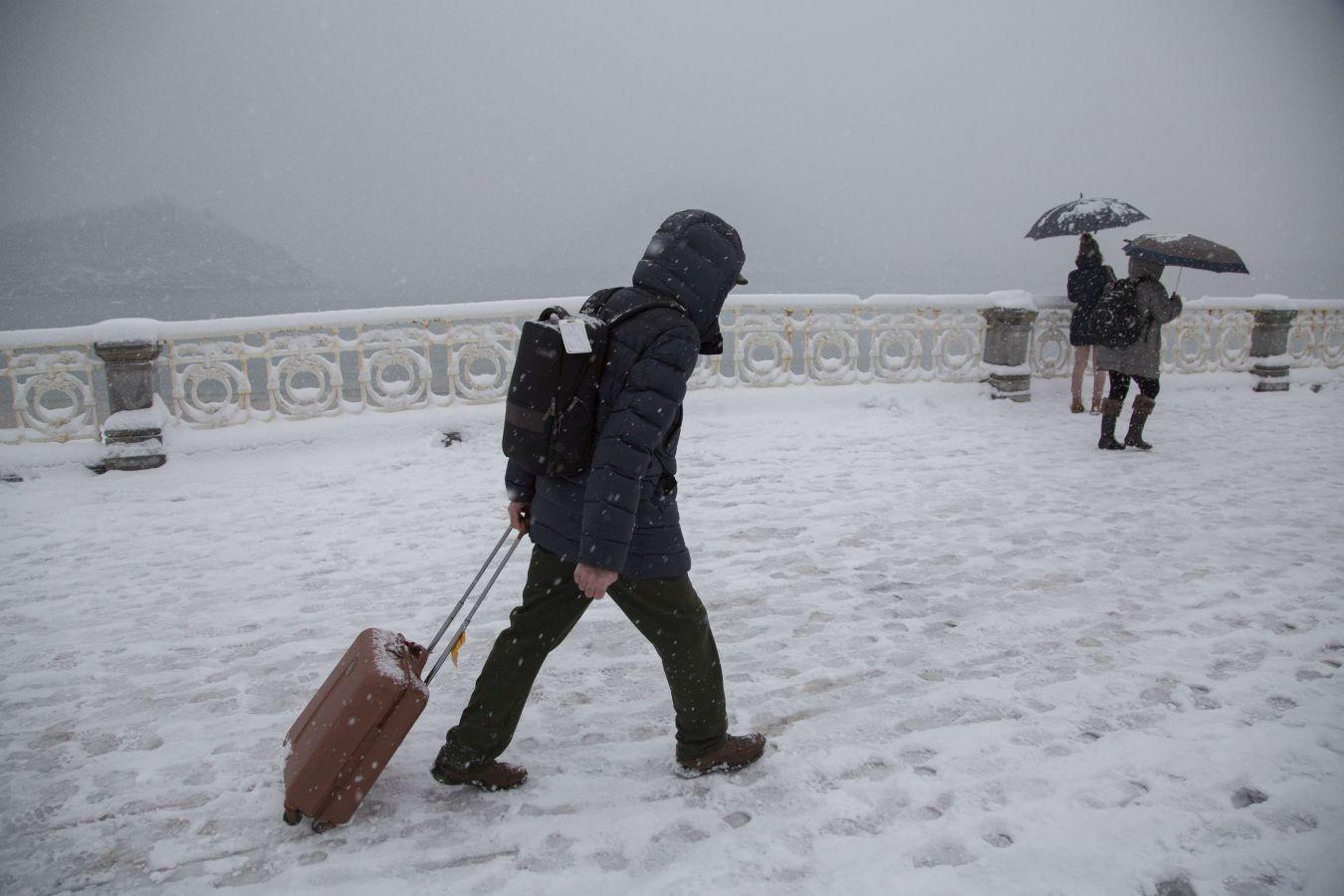 Las precipitaciones han generado muchos problemas de circulación a la vez que ha dejado bonitas estampas