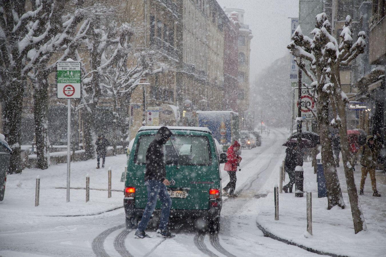 Las precipitaciones han generado muchos problemas de circulación a la vez que ha dejado bonitas estampas