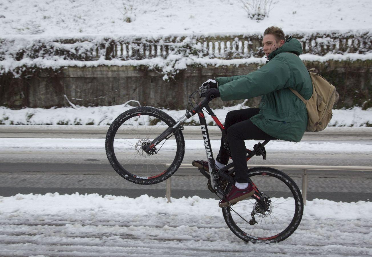Las precipitaciones han generado muchos problemas de circulación a la vez que ha dejado bonitas estampas