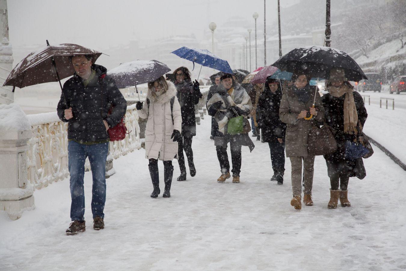 Las precipitaciones han generado muchos problemas de circulación a la vez que ha dejado bonitas estampas