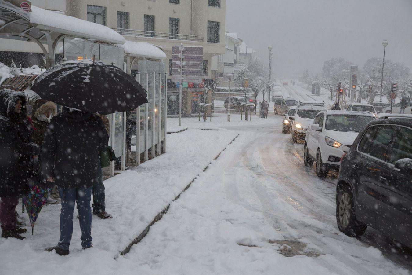 Las precipitaciones han generado muchos problemas de circulación a la vez que ha dejado bonitas estampas