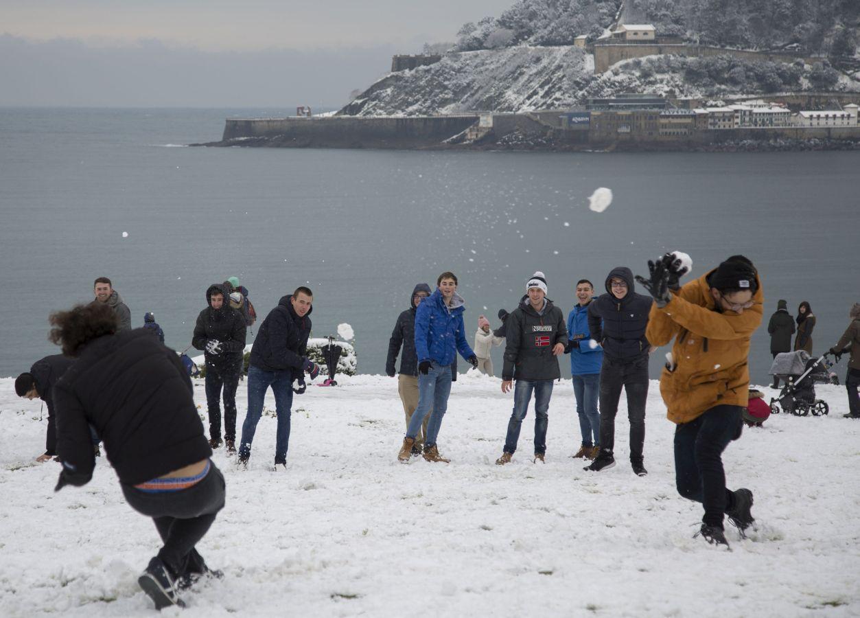 Las precipitaciones han generado muchos problemas de circulación a la vez que ha dejado bonitas estampas